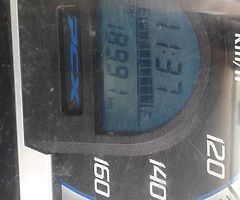 Moto PCX Honda 125 Scooter com dois capacetes.A Moto é extremamente econô