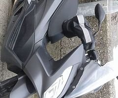 Moto PCX Honda 125 Scooter com dois capacetes.A Moto é extremamente econô