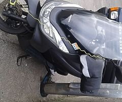 Moto PCX Honda 125 Scooter com dois capacetes.A Moto é extremamente econô - Image 4/4