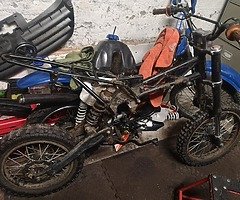 £800