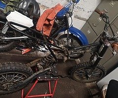 £800