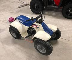 £800