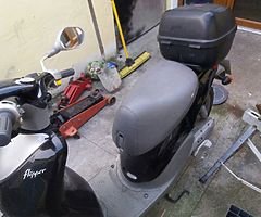 Mbk flipper 50cc moped 2010 boxs on the back of it good bike to yous for work needs bit of tlc bike