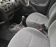 Blue Yaris 2001 - Image 6/8