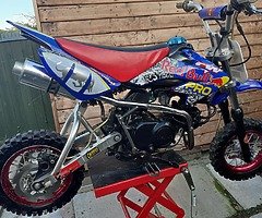 £425