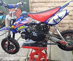 £425