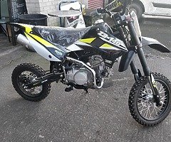 £800
