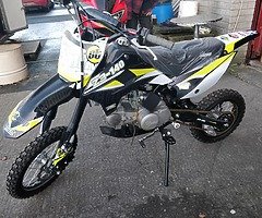 £800