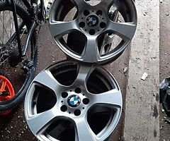 BMW alloys came off 320 think there 16" and in good condition all 4 alloys