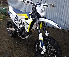 £7,400