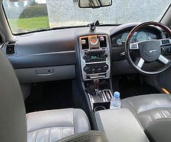 CHRYSLER LE300C - Image 8/10