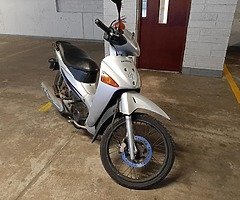 Vendo inova 125 Freio a disco Partida eletrica e kik Tax pago ate mes 06 27 mil km rodados Bau +50€