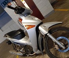 Vendo inova 125 Freio a disco Partida eletrica e kik Tax pago ate mes 06 27 mil km rodados Bau +50€