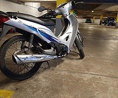 Vendo inova 125 Freio a disco Partida eletrica e kik Tax pago ate mes 06 27 mil km rodados Bau +50€