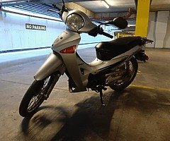 Vendo inova 125 Freio a disco Partida eletrica e kik Tax pago ate mes 06 27 mil km rodados Bau +50€ - Image 4/5