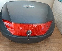 Vendo inova 125 Freio a disco Partida eletrica e kik Tax pago ate mes 06 27 mil km rodados Bau +50€ - Image 5/5