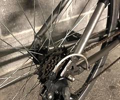 Giant bike with lock and accessories - Image 5/8