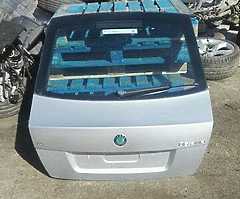 Looking for a clean silver skoda octavia boot lid