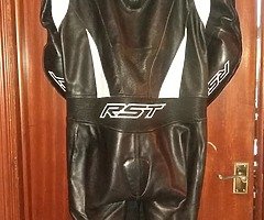 Helmets and motorbike leathers - Image 4/10