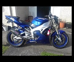 R1 in mint condition its been serviced oil/ oil filter air filter new plugs new back tyre chain spro