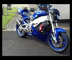 R1 in mint condition its been serviced oil/ oil filter air filter new plugs new back tyre chain spro - Image 8/9
