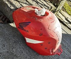 929 bits here. Tank, down pipes, airbox, fairings , all perfect just need cleaned pm me - Image 5/9