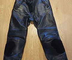 Womens trousers new size 34 leathers