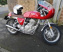 Mash TT40 400cc Cafe Racer in candy apple Red