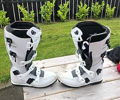 Brand new size 9 Mx boots