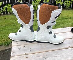 Brand new size 9 Mx boots