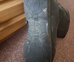 Helmet n daniese boots. - Image 3/6