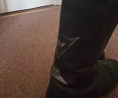 Helmet n daniese boots. - Image 4/6