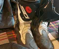 Motorcycle clothing - Image 7/8