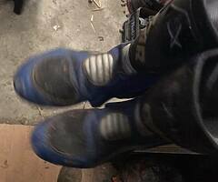 Motorbike boots £20 for each n £30 for the gear or 60 for all - Image 4/8