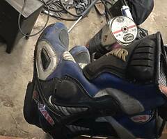 Motorbike boots £20 for each n £30 for the gear or 60 for all - Image 5/8