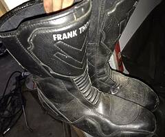 Motorbike boots £20 for each n £30 for the gear or 60 for all - Image 8/8