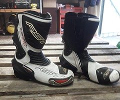 Full set of leathers boots and gloves