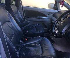 Mitsubishi Grandis 2LDiesel 7 Seater family car. - Image 4/10