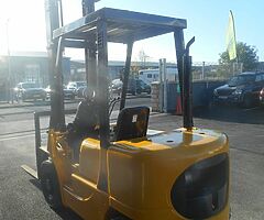 FOR SALE: Caterpillar Forklift 2.5 Ton