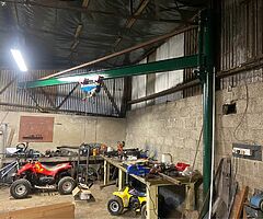 Swivel crane with 1 tonne winch