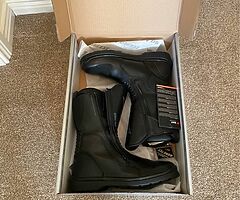 Dianese gortex 2 piece motorcycle suit

Brand new / unused

Also dianese size 10 touring boots also - Image 4/4
