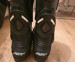 RST boots wore once like new