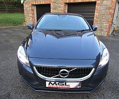 2017 Volvo V40 - Image 9/10