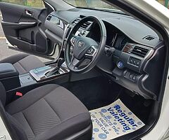 2017 Toyota Camry Hybrid - Image 4/10