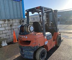 FOR SALE: Toyota 3 Ton Gas Forklift