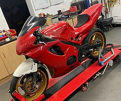 Honda cbr 600 track bike 

Starts & runs 

Requires some small jobs for track use..
...