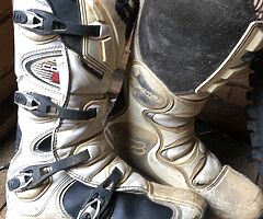 Mx boots size 10
Mx tyres with plenty a tread left - Image 6/6