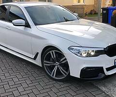 bmw g30 530d, 23k miles,white pearl,harman cardon end...