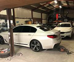 bmw g30 530d, 23k miles,white pearl,harman cardon end...