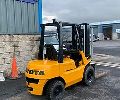 FOR SALE: Toyota Forklift - Image 3/4